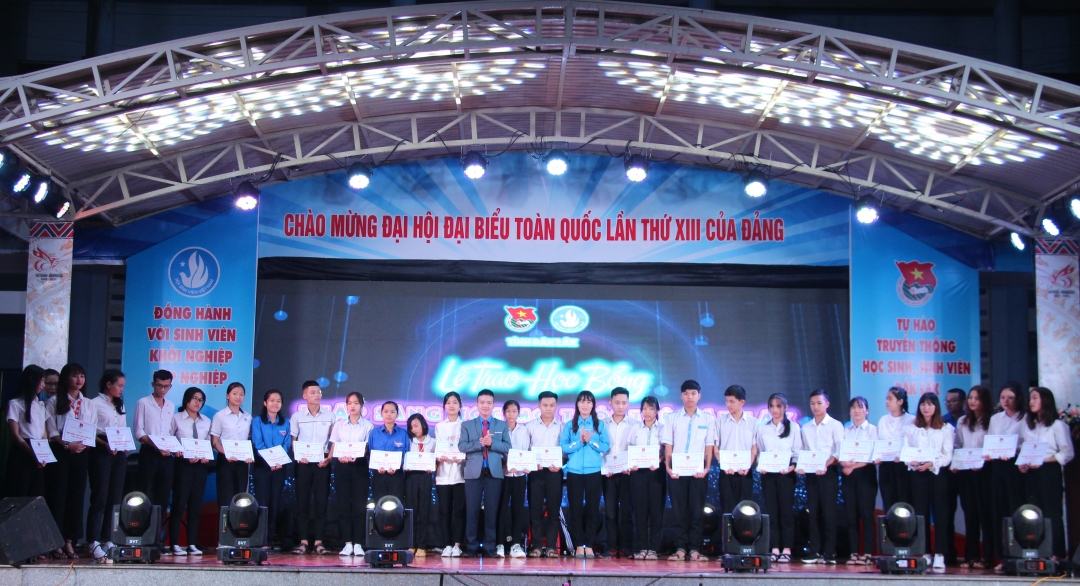 Tặng học bổng