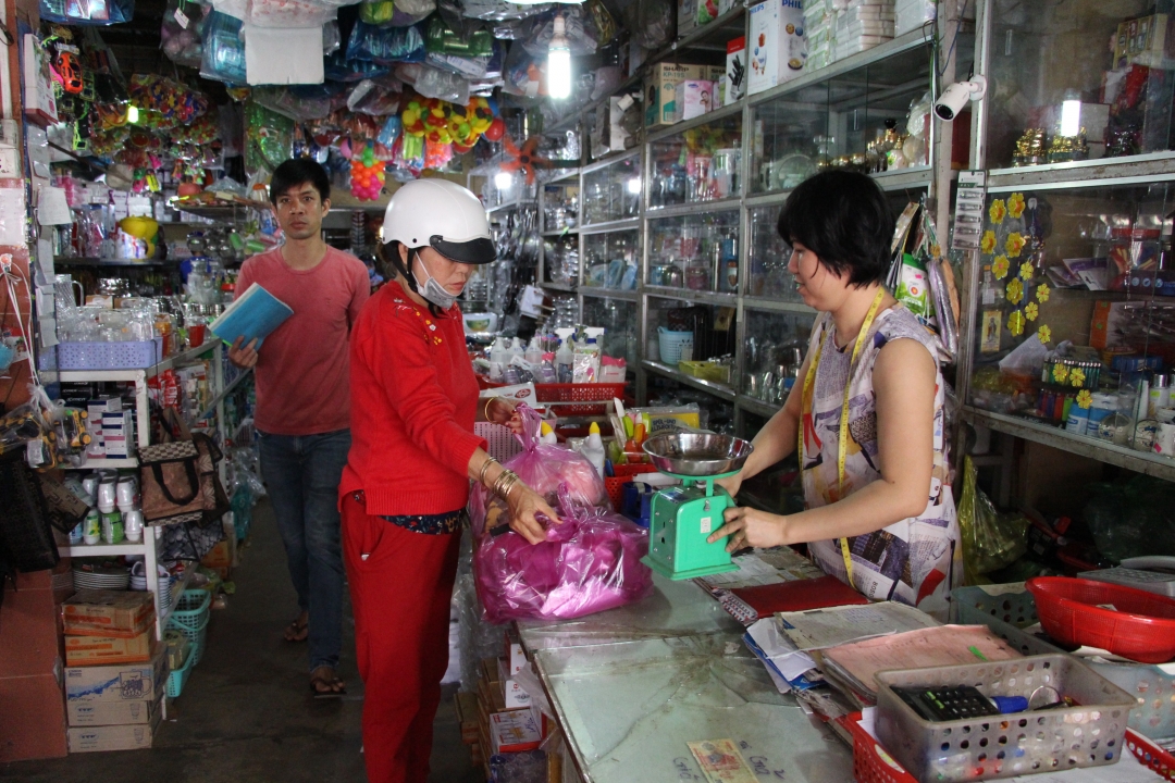 Mua bán hàng hóa tại một hộ kinh doanh ở huyện Ea Kar