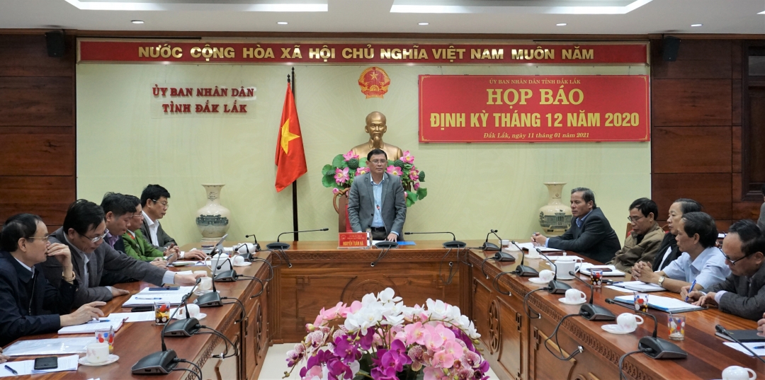 Phó Chủ tịch Thường trực UBND tỉnh Nguyễn Tuấn Hà phát biểu tại buổi họp báo.