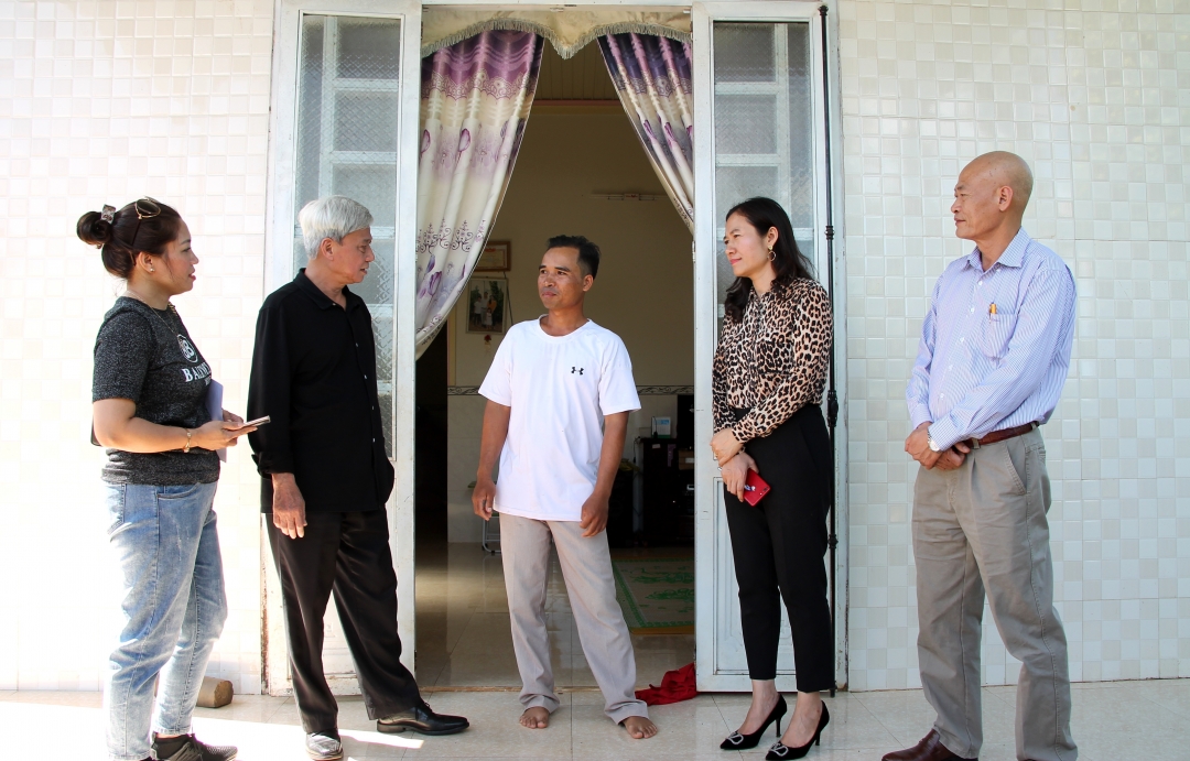 Đoàn công tác Ban Chỉ đạo nhân quyền của Chính phủ và lãnh đạo UBND huyện Krông Pắc thăm hỏi tình hình  đời sống của gia đình anh Y Như Ayun (giữa) ở buôn Ea Su, xã Ea Phê.   