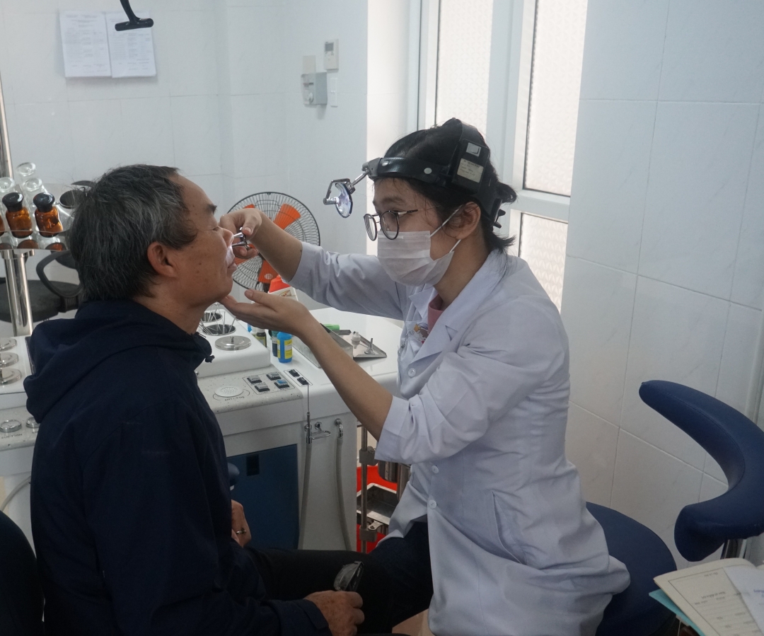 Bác sĩ Bệnh viện Đa khoa vùng Tây Nguyên thăm khám cho một trường hợp bị viêm mũi họng.  Ảnh: Quang Nhật