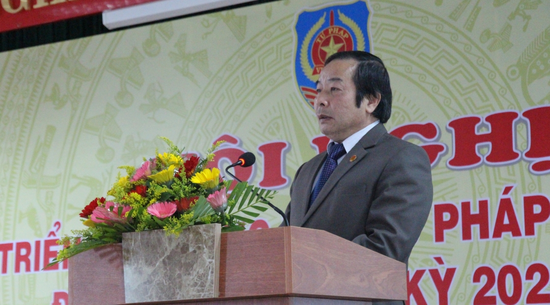 Thừa ủy quyền của Bộ trưởng Bộ Tư pháp, Giám đốc Sở Tư pháp Nguyễn Minh Thuận trao Bằng khen của Bộ Tư pháp tặng các tập thể, cá nhân.