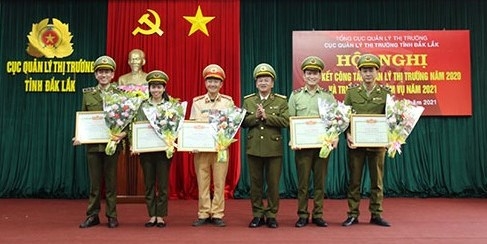 Ông Mai Mạnh Toàn, Cục trưởng Cục Quản lý thị trường Đắk Lắk  tặng Giấy khen cho các cá nhân có thành tích xuất sắc trong chống buôn lậu, gian lận thương mại và hàng giả.