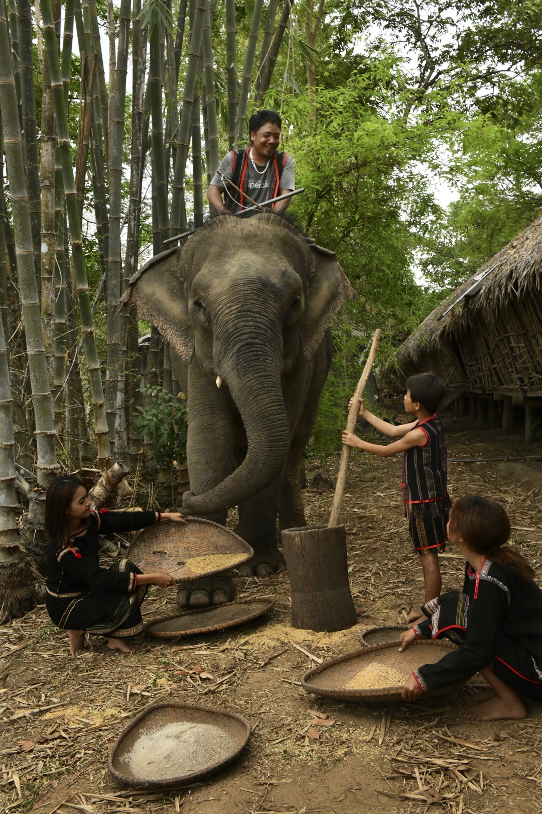 Nét đẹp buôn làng. Ảnh: Chính Hữu