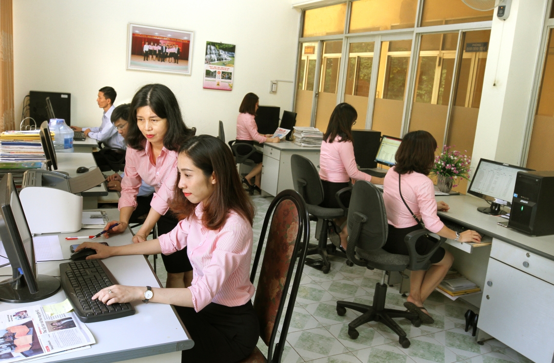 Phóng viên Báo Đắk Lắk làm việc tại Tòa soạn.    Ảnh: Phạm Huỳnh