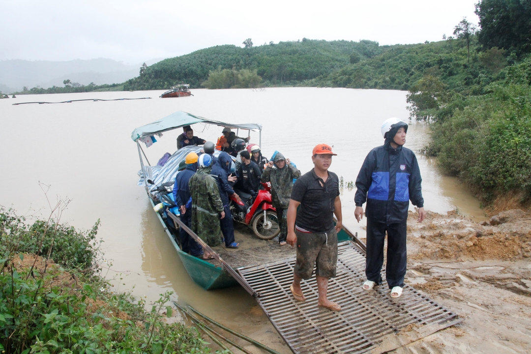 Chuyến đò chở người dân vào khu vực thôn 9, 10 và 11 xã Cư San vào ngày 1-12-2020.