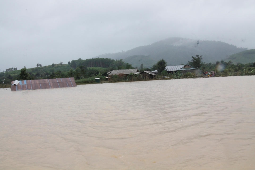 Khu vực dân cư thuộc thôn 9 xã Cư San (huyện M'Drắk) bị cô lập bởi nước lũ vào tháng 11-2020.