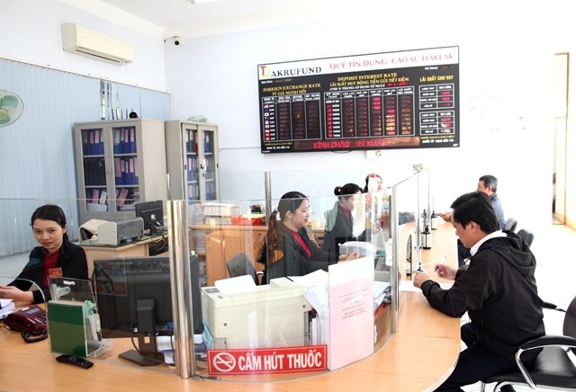 Người dân thực hiện giao dịch tại Quỹ tín dụng nhân dân cao su Đắk Lắk