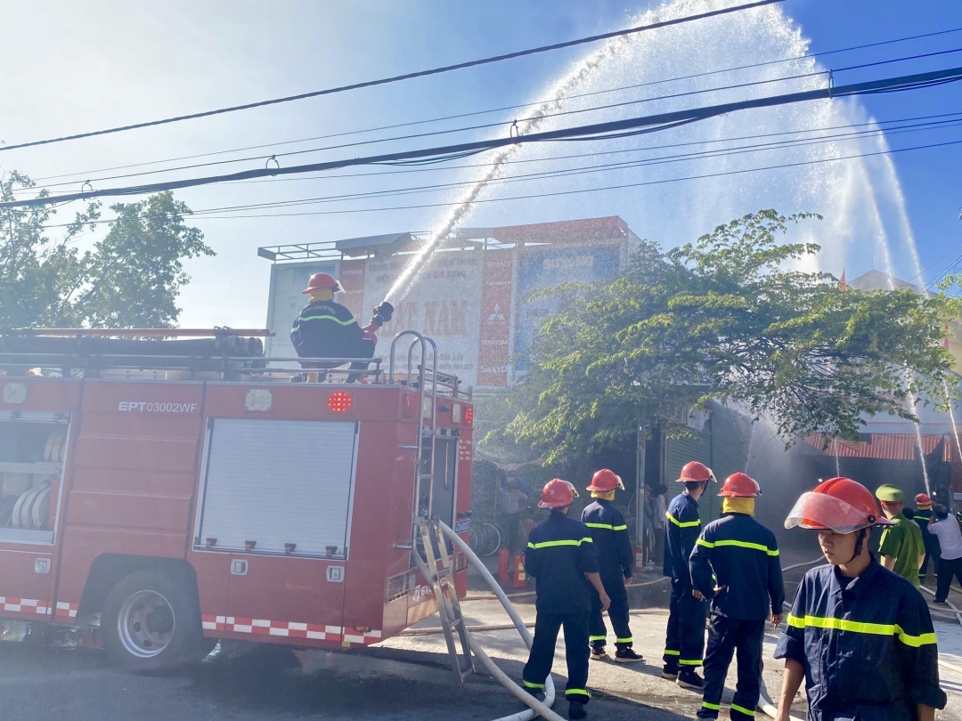 Lực lượng chữa cháy chuyên nghiệp nhanh chóng tiếp cận hiện trường đám cháy