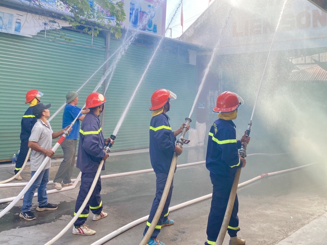 Lực lượng chữa cháy chuyên nghiệp và đội phòng cháy chữa cháy cơ sở phối hợp tiến hành chữa cháy