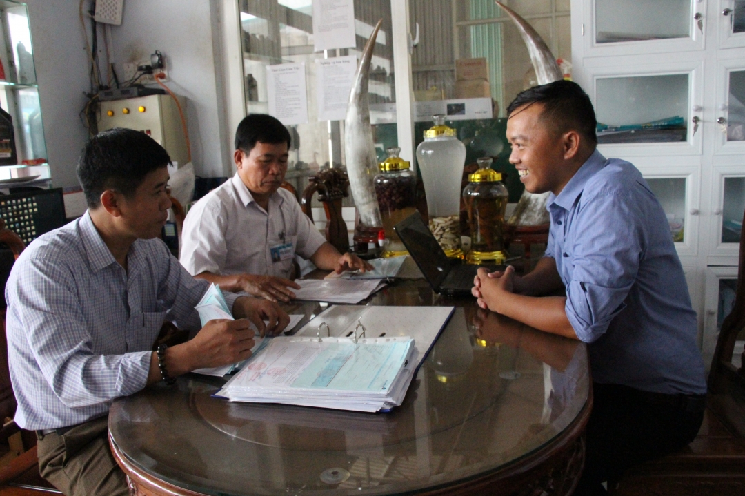 Cơ quan thuế hỗ trợ doanh nghiệp thực hiện hóa đơn kinh doanh xăng dầu trên địa bàn huyện Ea H’leo. 
