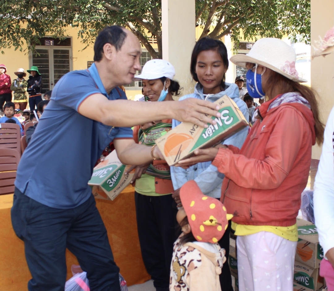 Đại diện công an phường 11 (quận Bình Thạnh, TP. Hồ Chí Minh) tặng quà cho người dân xã Hòa Hiệp (huyện Cư Kuin).