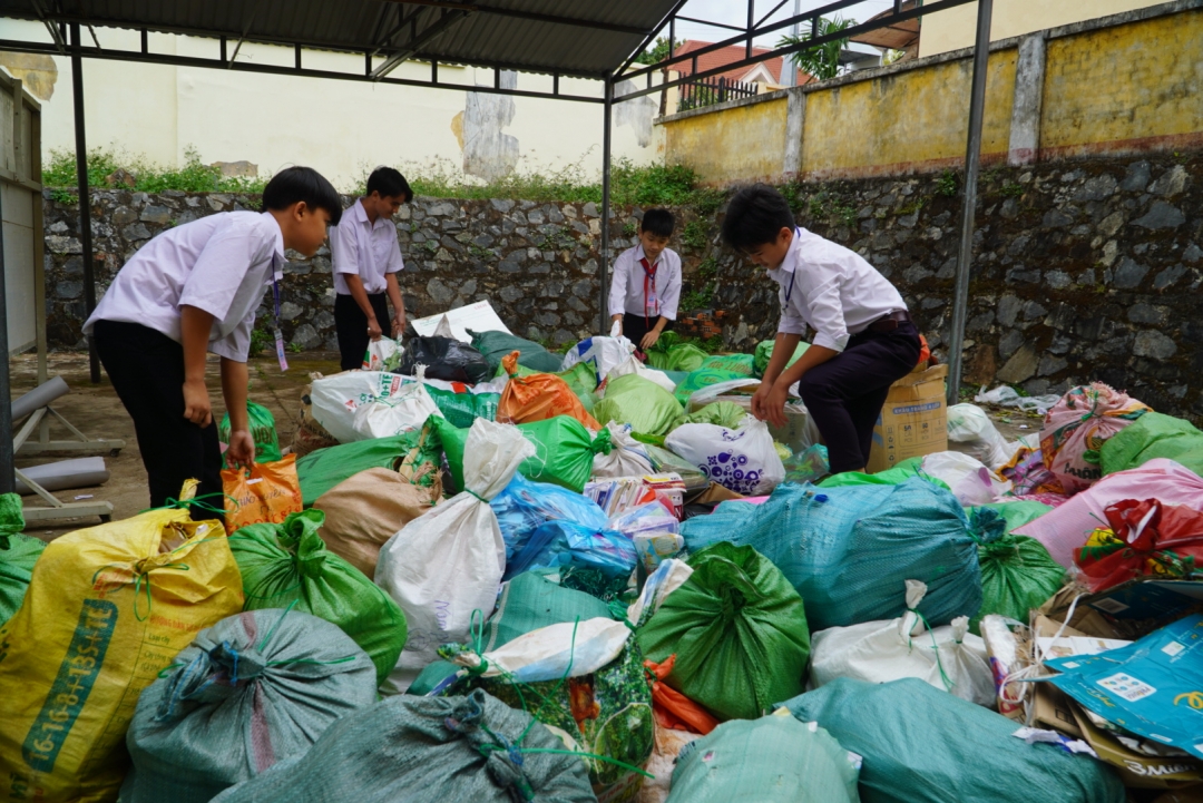 Học sinh Trường THCS Ngô Quyền (thị trấn Ea Drăng) thu gom giấy vụn. 