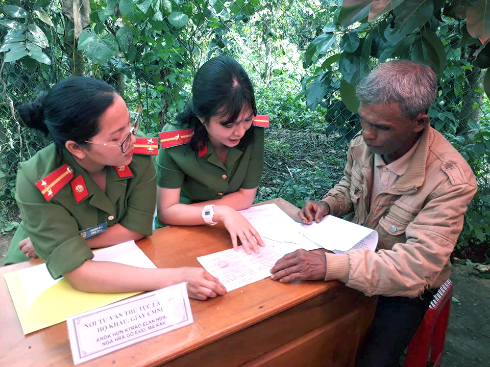 Cán bộ, chiến sĩ Công an TX. Buôn Hồ tư vấn cho người dân xã Ea Drông về thủ tục làm sổ hộ khẩu.