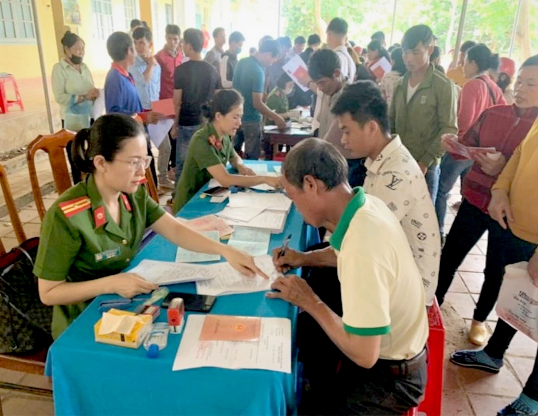 Cán bộ Đội Cảnh sát quản lý hành chính về trật tự xã hội Công an TX. Buôn Hồ tiếp nhận hồ sơ làm sổ hộ khẩu, CMND tại xã Ea Siên.