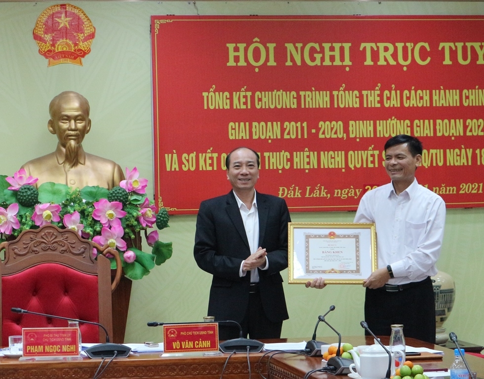 , thừa ủy quyền của Bộ trưởng Bộ Nội vụ, Chủ tịch UBND tỉnh đã trao Bằng khen của Bộ trưởng Bộ Nội vụ tặng 1 cá nhân có thành tích xuất sắc trong thực hiện công tác CCHC nhà nước giai đoạn 2011 – 2020