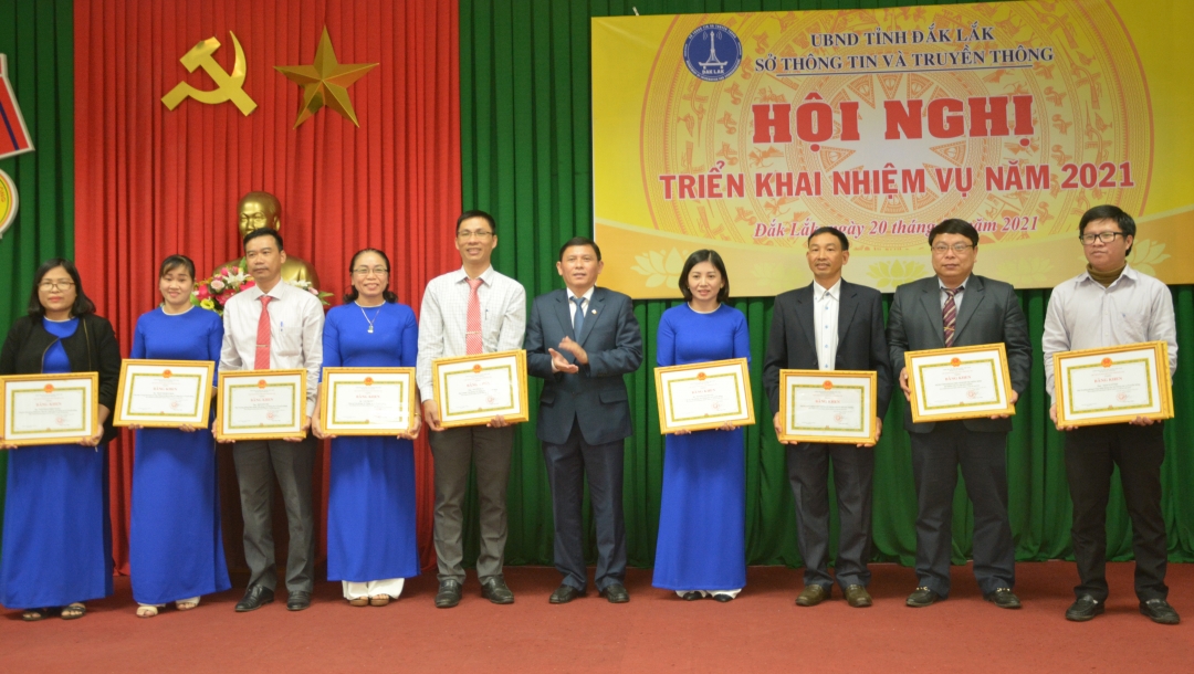 Phó Chủ tịch Thường trực UBND tỉnh tặng Bằng khen cho các cá nhân tập thể.