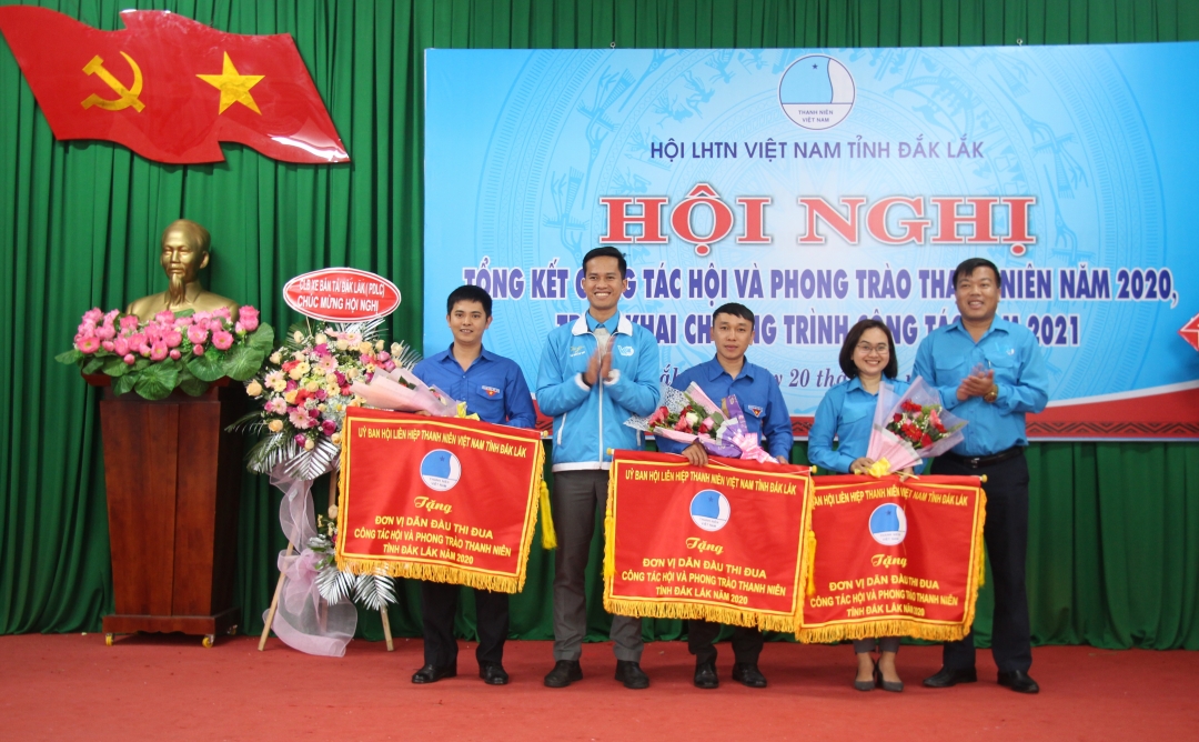 Các tập thể xuất sắc nhận Cờ thi đua của Hội LHTN Việt Nam tỉnh