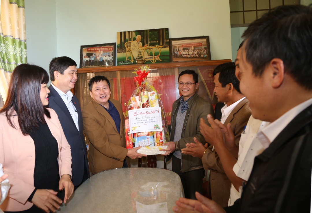 Đoàn công tác chúc Tết và tặng quà Đảng bộ, chính quyền và nhân dân xã Anh hùng Cư Pơng (huyện Krông Búk).