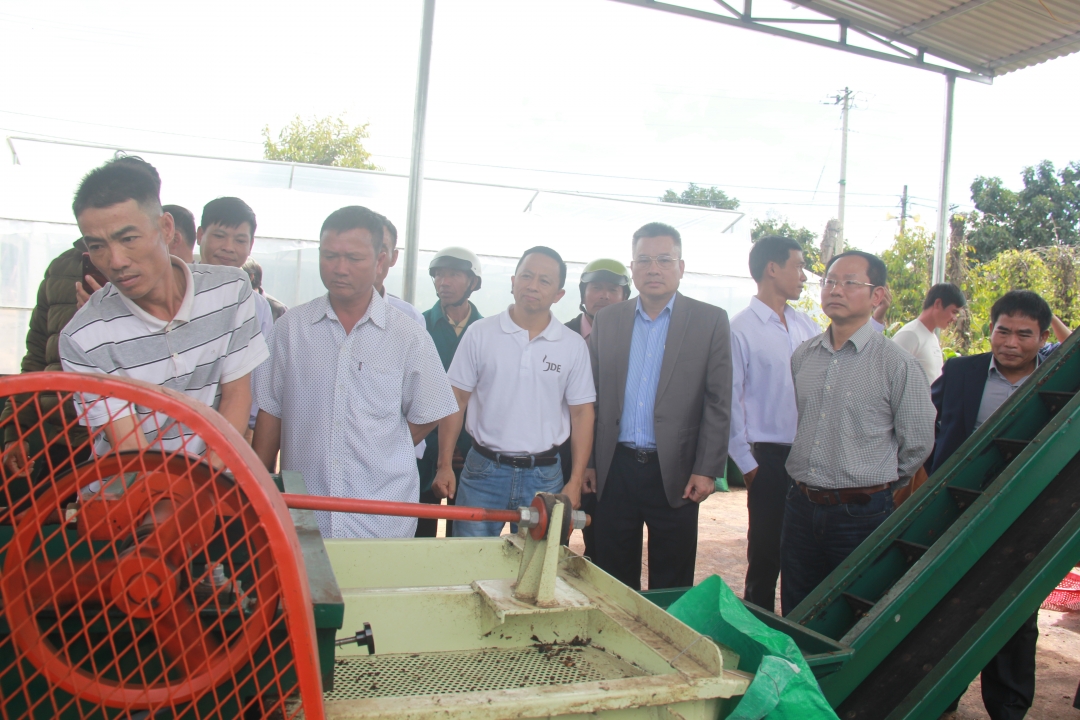 Các đại biểu tham quan hệ thống chế biến cà phê ướt tại Hợp tác xã Nông nghiệp bền vững Trọng Phú – Ea Hiao