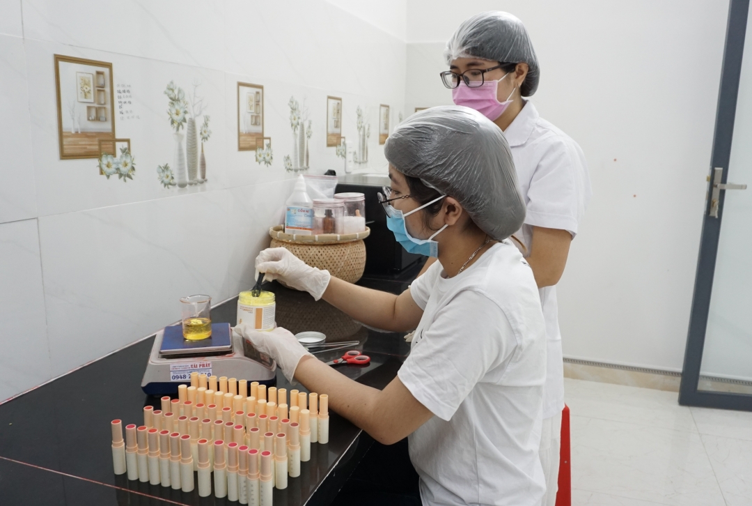 Sản phẩm son của Công ty TNHH  Thương mại Epis sử dụng tinh dầu  của Công ty TNHH MTV Đầu tư  thương mại  và tư vấn  Ban Mê Central.