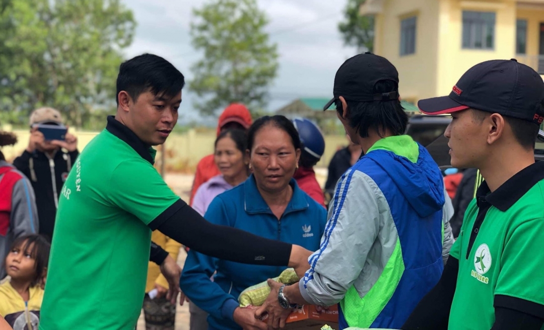 Chủ nhiệm nhóm thiện nguyện A4U Ea Kar Phạm Mạnh Hùng tặng quà cho người dân tại huyện Krông Năng. 