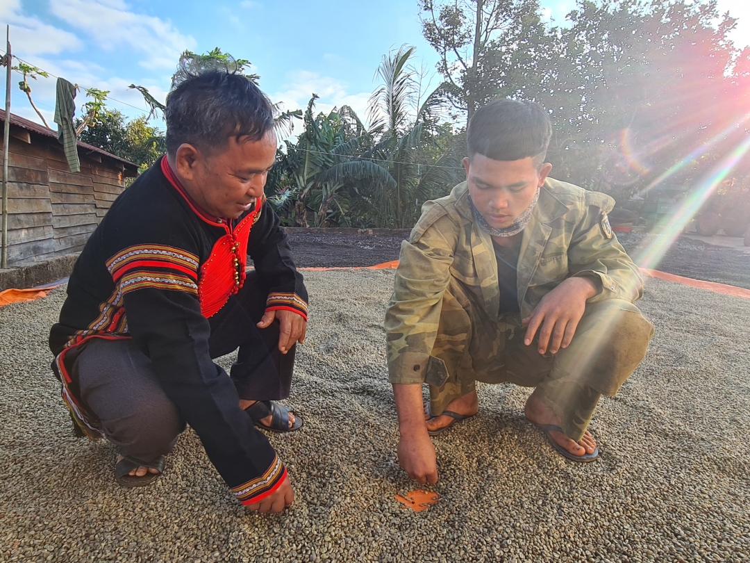 Già làng  Ama Lô  trò chuyện, hướng dẫn thanh niên trong buôn  về cách làm ăn. 