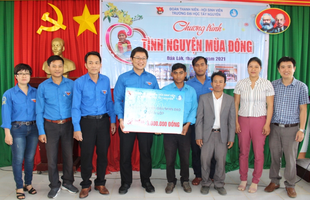 Đại diện các đơn vị trao kinh phí hỗ trợ Đoàn Thanh niên xã Krông Nô (huyện Lắk) thực hiện chương trình 