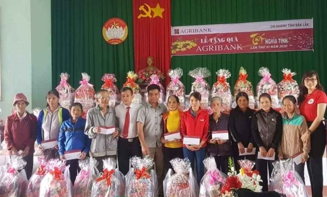 Các hộ gia đình khó khăn trên địa bàn TP. Buôn Ma Thuột nhận quà trong Chương trình 