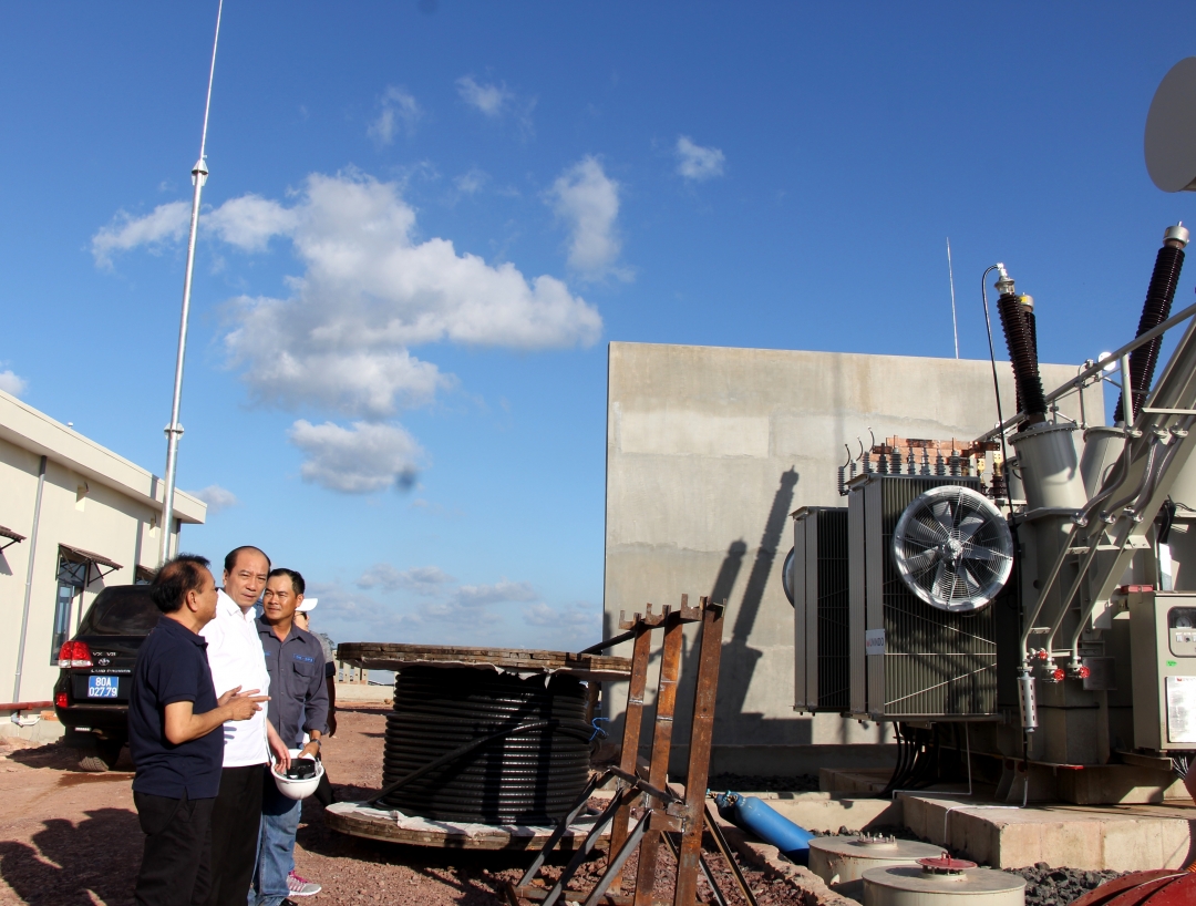 Phó Bí thư Tỉnh ủy, Chủ tịch UBND tỉnh Phạm Ngọc Nghị (đứng giữa) kiểm tra Dự án Điện mặt trời Sêrêpốk 1 ở huyện Buôn Đôn.  