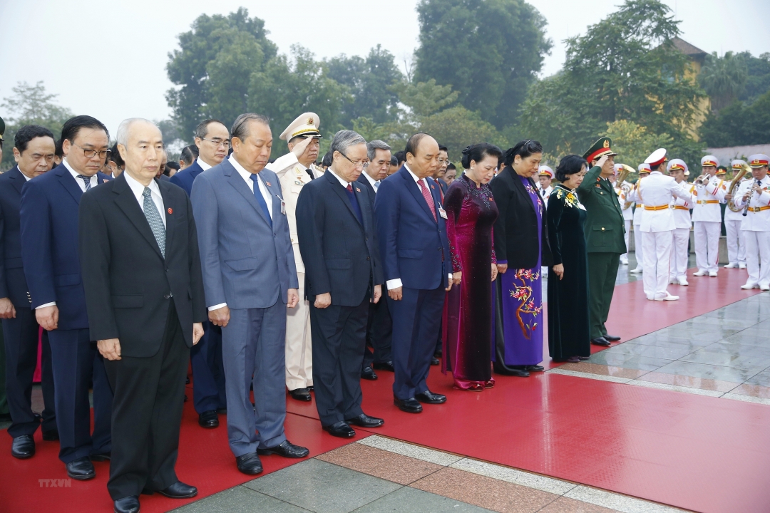 Các lãnh đạo Đảng, Nhà nước cùng đại biểu dự Đại hội XIII của Đảng đặt vòng hoa và dâng hương tại Đài tưởng niệm các Anh hùng liệt sỹ trên đường Bắc Sơn, Hà Nội. (Ảnh: TTXVN)