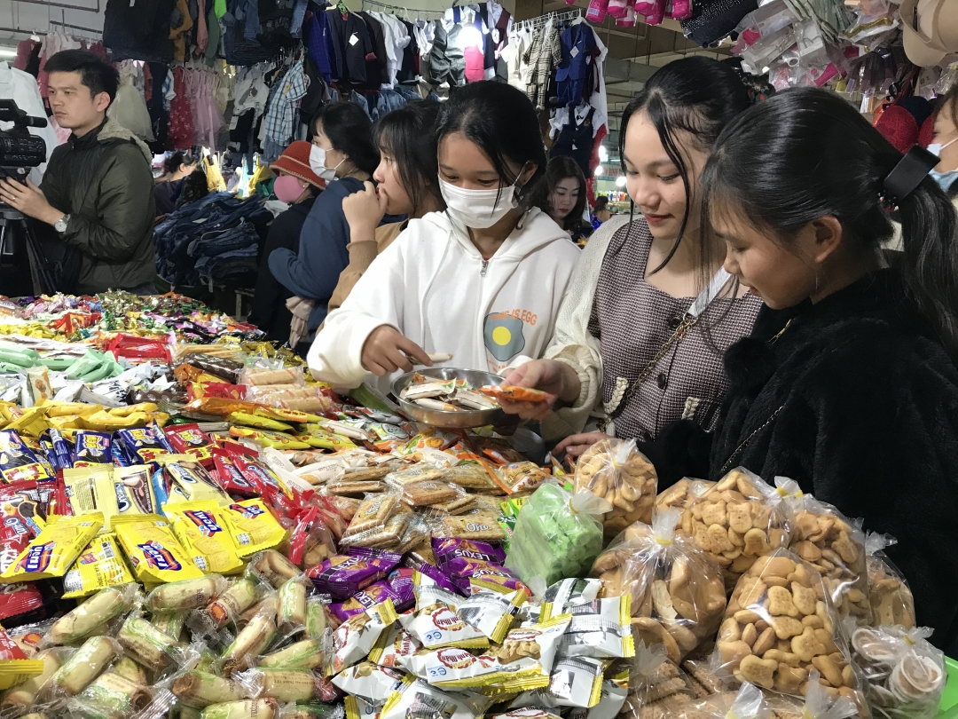 Người tiêu dùng chọn mua bánh, mứt Tết tại chợ Trung tâm Buôn Ma Thuột.    