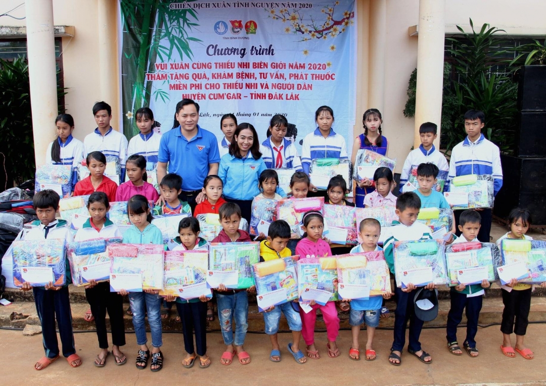 Đại diện Tỉnh Đoàn Bình Dương và