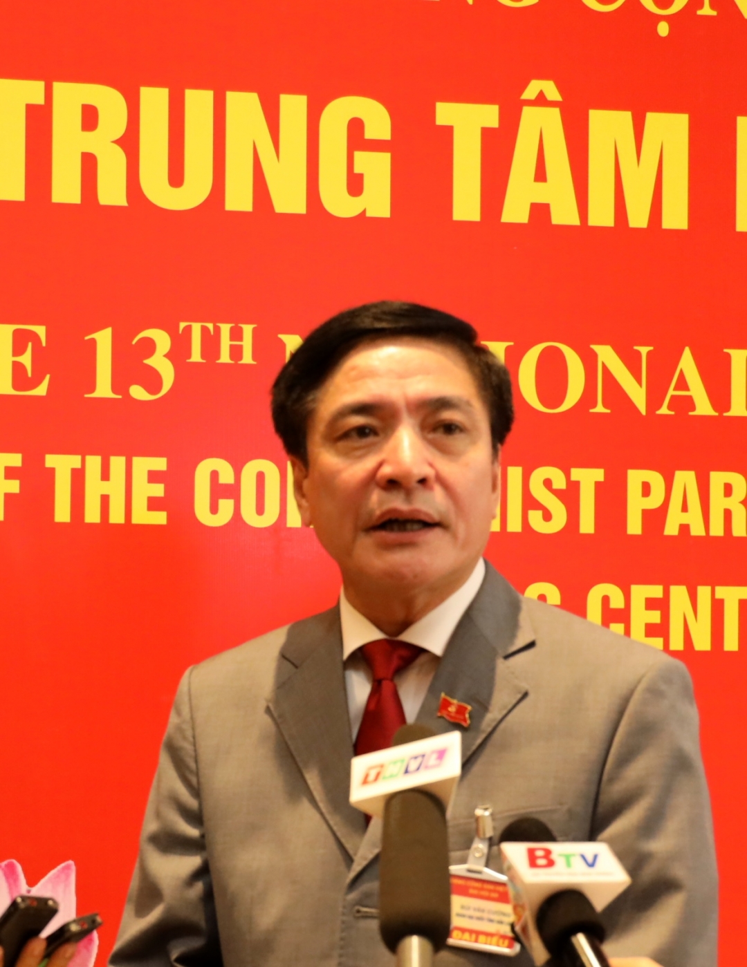 Đồng chí Bùi Văn Cường, Ủy viên Trung ương Đảng, Bí thư Tỉnh ủy trả lời phỏng vấn tại Trng tâm Hội nghị Quốc gia
