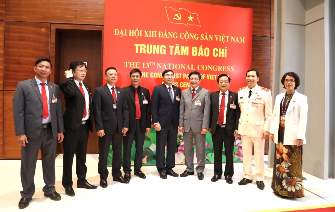 Đồng chí Bùi Văn Cường chụp ảnh lưu niệm cùng các đại biểu tại Trung tâm báo chí