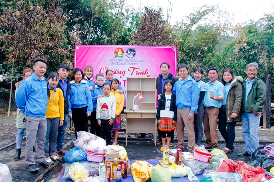 Học sinh ở thôn Ea Bar (xã Cư Pui, huyện Krông Bông) nhận hỗ trợ từ mô hình 