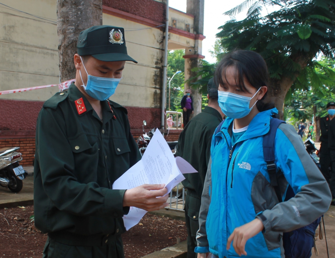 Công dân được kiểm tra trước khi rời khỏi khu cách ly tập trung sau 14 ngày cách ly phòng chống dịch Covid-19.