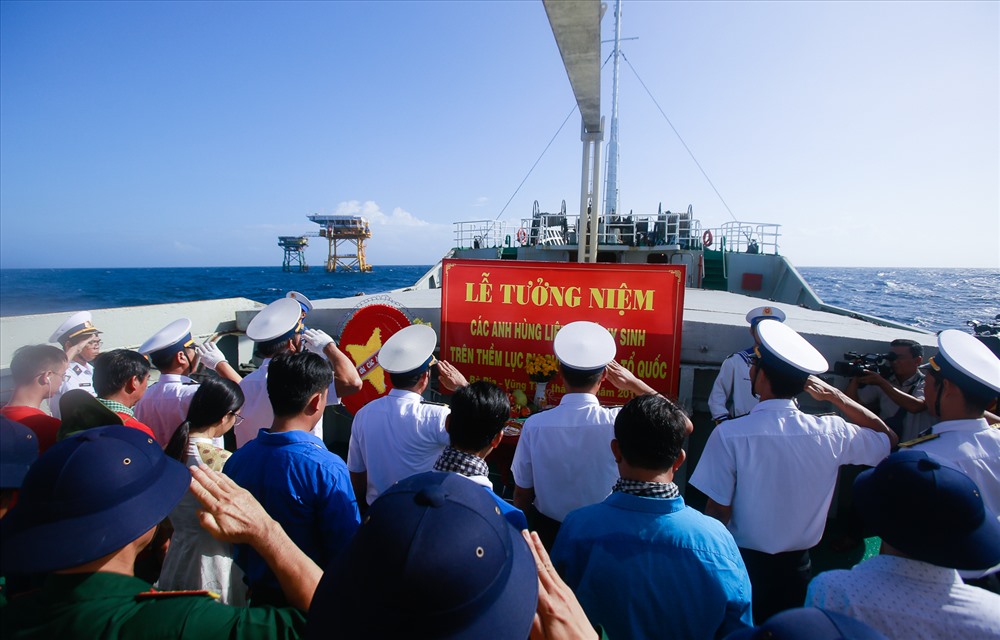  Tưởng niệm các liệt sĩ hy sinh trên vùng biển DK1. 