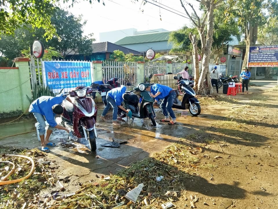 Đoàn viên, thanh niên xã Ea Kpam rửa xe gây quỹ giúp người nghèo. 