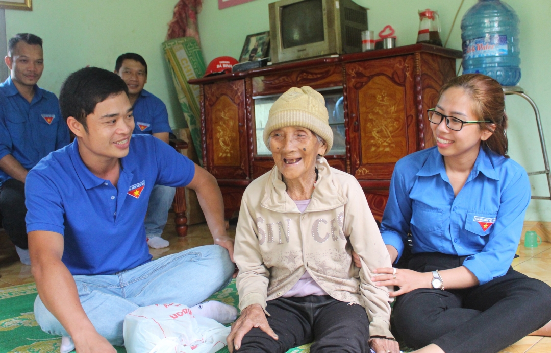 Đoàn viên thanh niên Đoàn Khối các cơ quan và doanh nghiệp tỉnh thăm Mẹ Việt Nam Anh hùng H’Năr Ông (xã Đắk Phơi, huyện Lắk)