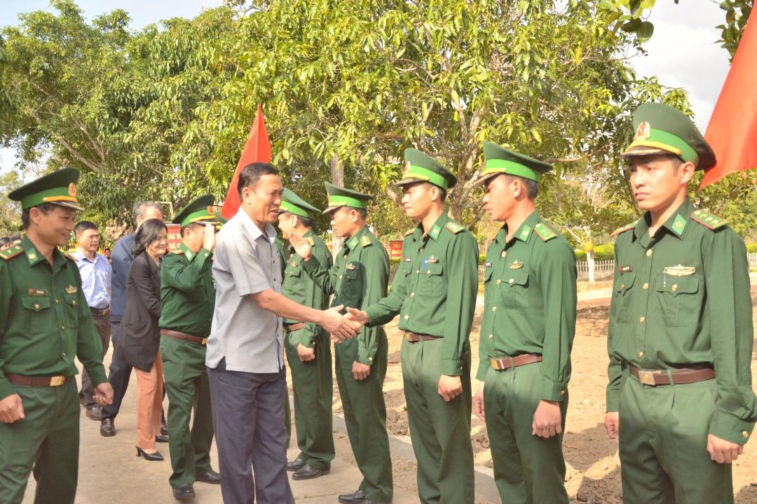 Cán bộ, chiến sĩ Đoàn biên phòng Yok Đôn đón đoàn công tác đến thăm, chúc Tết.