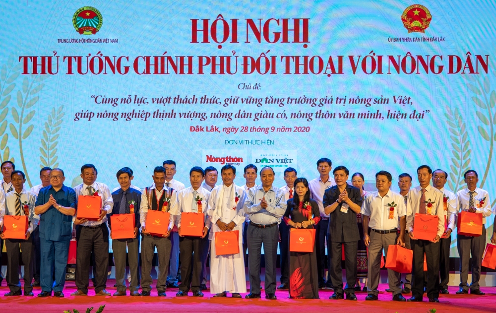 Thủ tướng Chính phủ Nguyễn Xuân Phúc tặng quà các nông dân tiêu biểu của miền Trung - Tây Nguyên - Ảnh