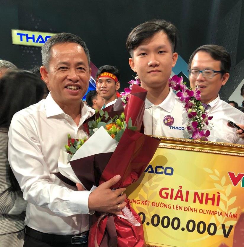 Thầy Đỗ Tường Hiệp, Phó Giám đốc Sở Giáo dục - Đào tạo Đắk Lắk tặng hoa chúc mừng em Vũ Quốc Anh Ảnh: Sở GD-ĐT cung cấp