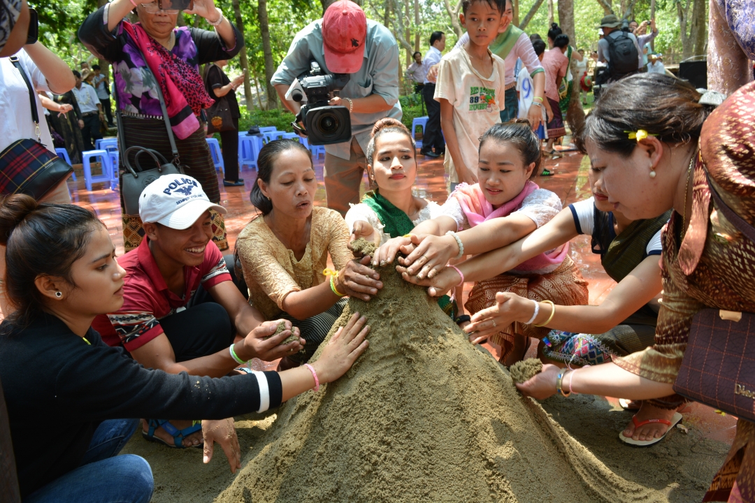 Một nghi thức trong Tết Bunpimay của người Việt gốc Lào  ở xã Krông Na, huyện Buôn Đôn.