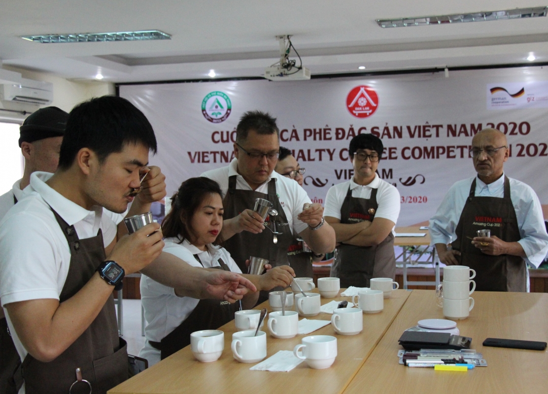 Anh Nguyễn Văn Hòa (bìa trái) tham gia Hội đồng giám khảo Cuộc thi Cà phê đặc sản Việt Nam năm 2020.