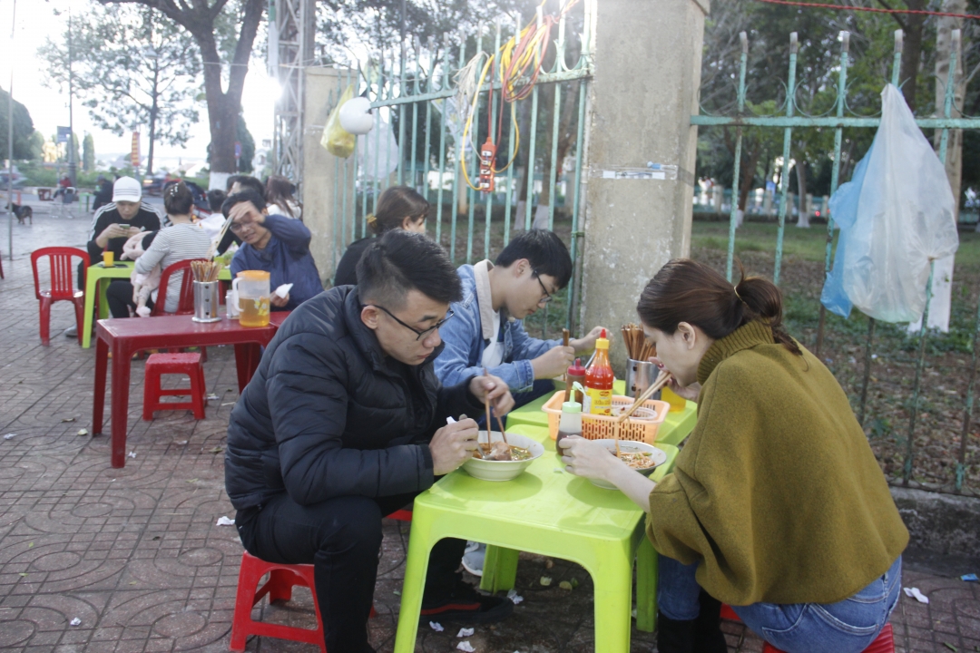 Thực khách thưởng thức bún đỏ trên đường Phan Đình Giót, TP. Buôn Ma Thuột 