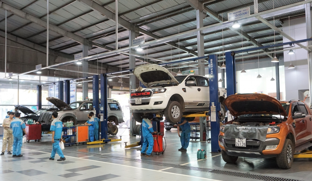 Công nhân tại Công ty TNHH Ô tô Tây Nguyên tất bật với công việc sau dịch.