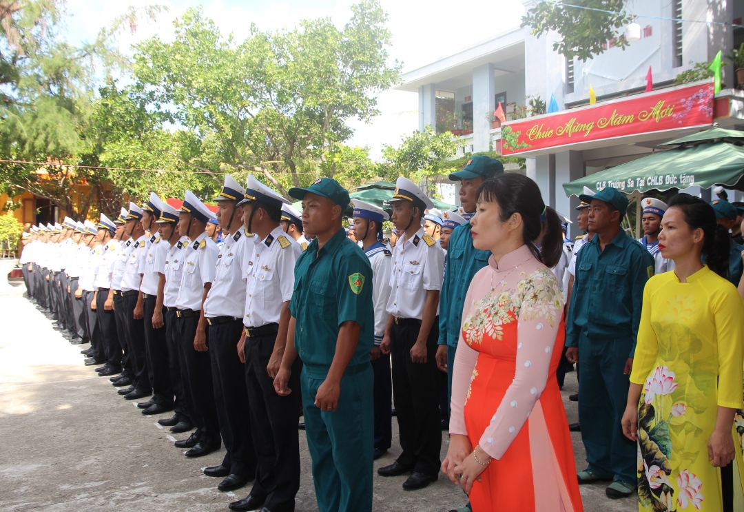 Cán bộ, chiến sĩ cùng người dân trên đảo Sinh Tồn tại lễ chào cờ đầu năm mới