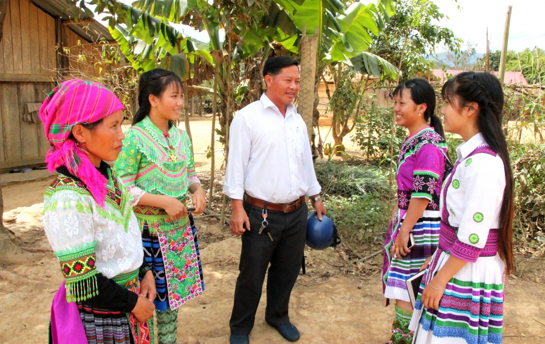 Trưởng thôn Ea Bar (xã Cư Pui, huyện Krông Bông) Sùng Minh Sơn thăm hỏi tình hình đời sống của người dân trong thôn