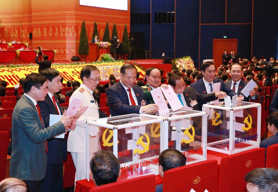Bí thư Tỉnh ủy Bùi Văn Cường (bìa trái) tham gia bỏ phiếu bầu Ban Chấp hành Trung ương Đảng khóa XIII. Ảnh: TTXVN
